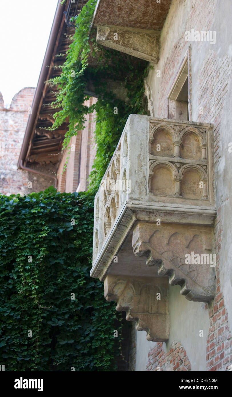 Balcon romantique dans la région de Casa di Giulietta, Vérone, Italie Banque D'Images