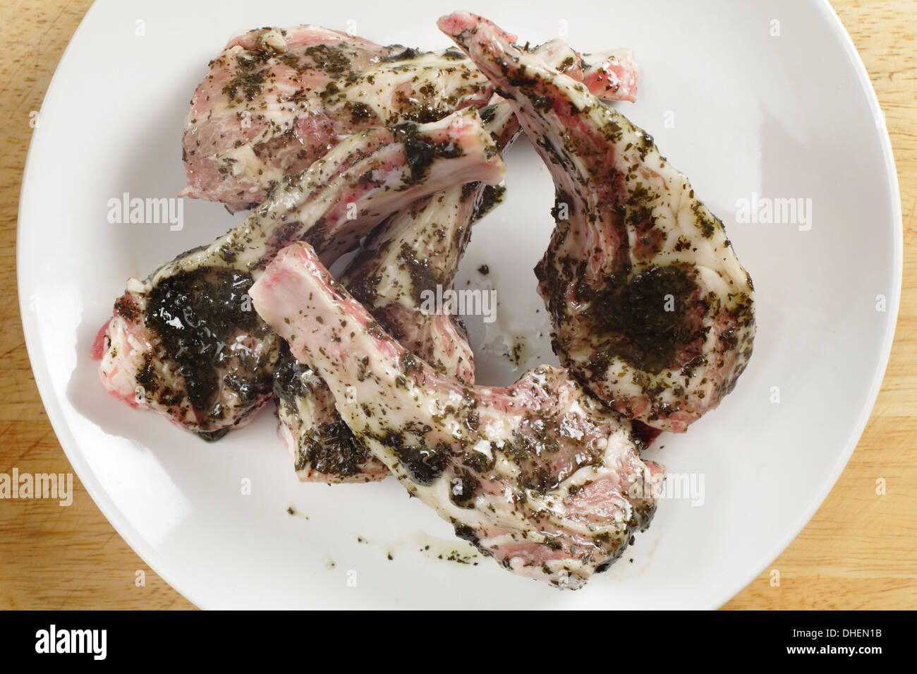 Côtelettes d'agneau enrobé d'une marinade à la menthe lire pour aller sur un gril de barbecue Banque D'Images
