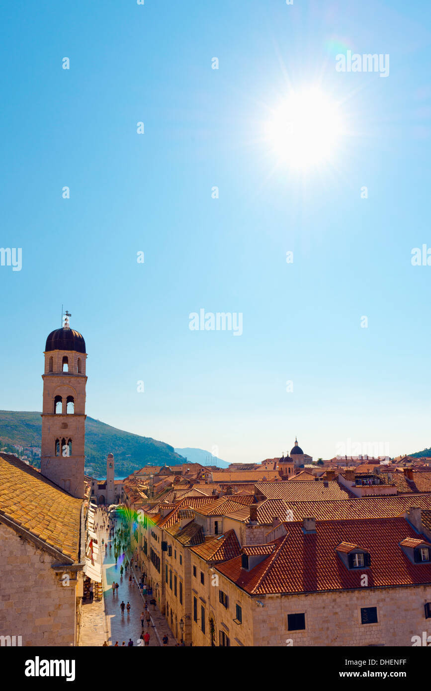 La Placa (Stradun Ulica) et Tour du monastère franciscain, vieille ville (Stari Grad), l'UNESCO, Dubrovnik, Dalmatie, Croatie Banque D'Images