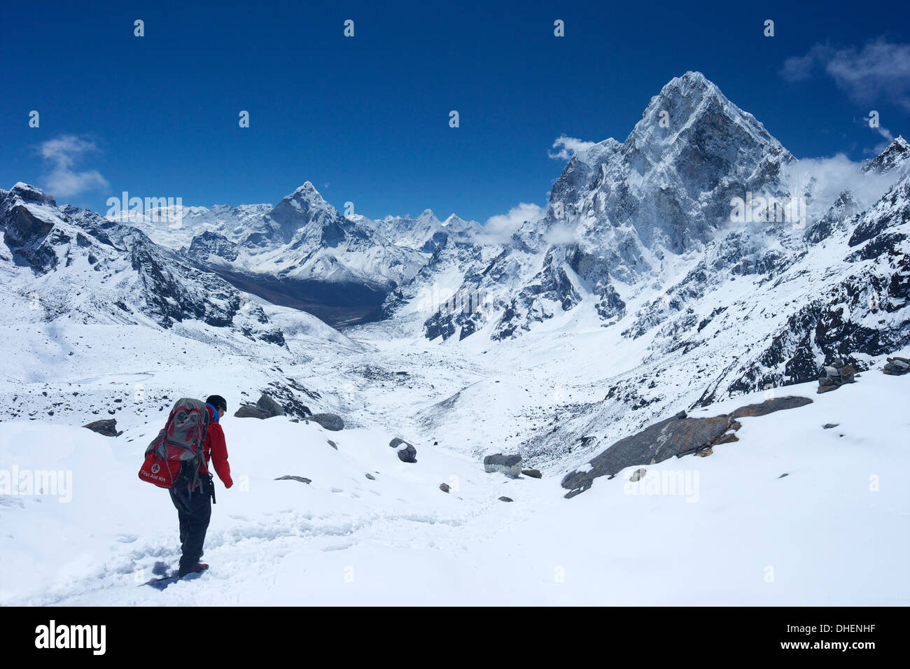 Guide Sherpa marcher sur Cho La Pass avec l'Ama Dablam à gauche et Arakam Tse sur le côté droit, le Népal, l'himalaya Banque D'Images