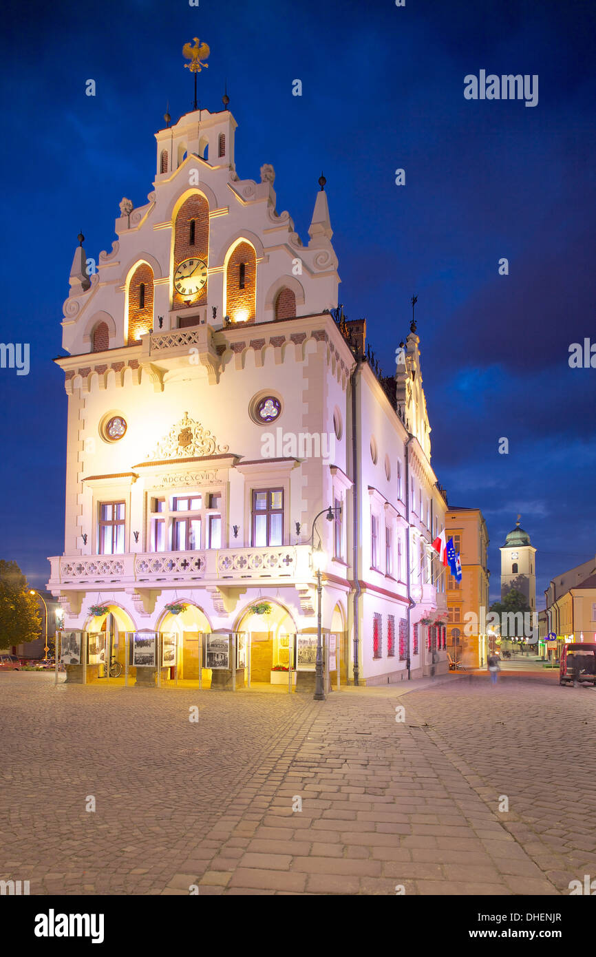 Au crépuscule de l'Hôtel de ville, place du marché, de la vieille ville, Rzeszow, Pologne, Europe Banque D'Images