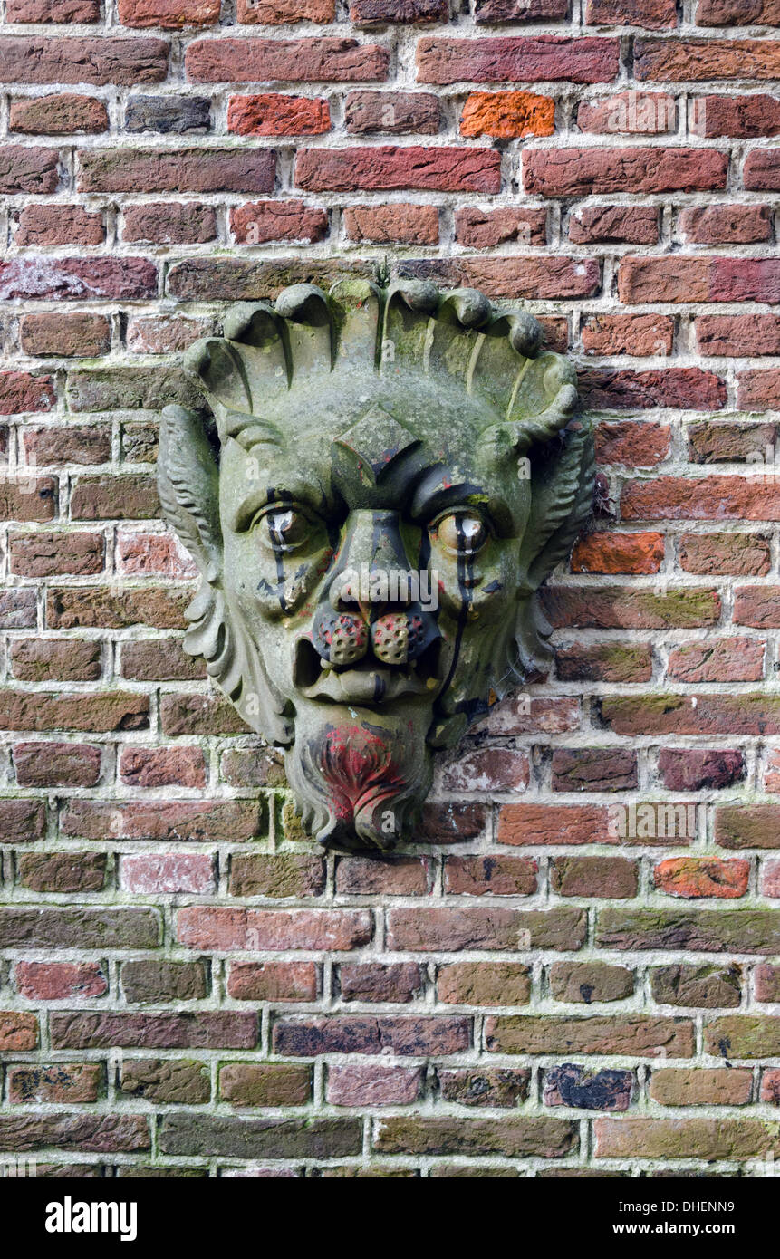 Visage de pierre sur un mur de briques. Holland Banque D'Images