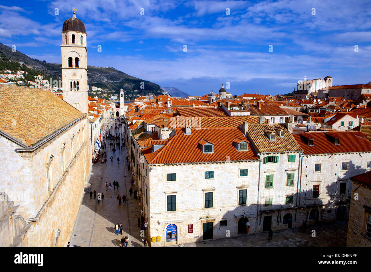 Regardant vers le bas sur la Placa (Stradun) des murs au-dessus de la Porte Pile, Vieille Ville, site du patrimoine mondial de l'UNESCO, Dubrovnik, Croatie Banque D'Images