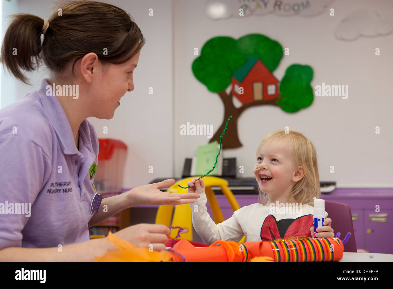 Une jeune fille bénéficie d'une salle de jeux dans un hôpital UK Banque D'Images