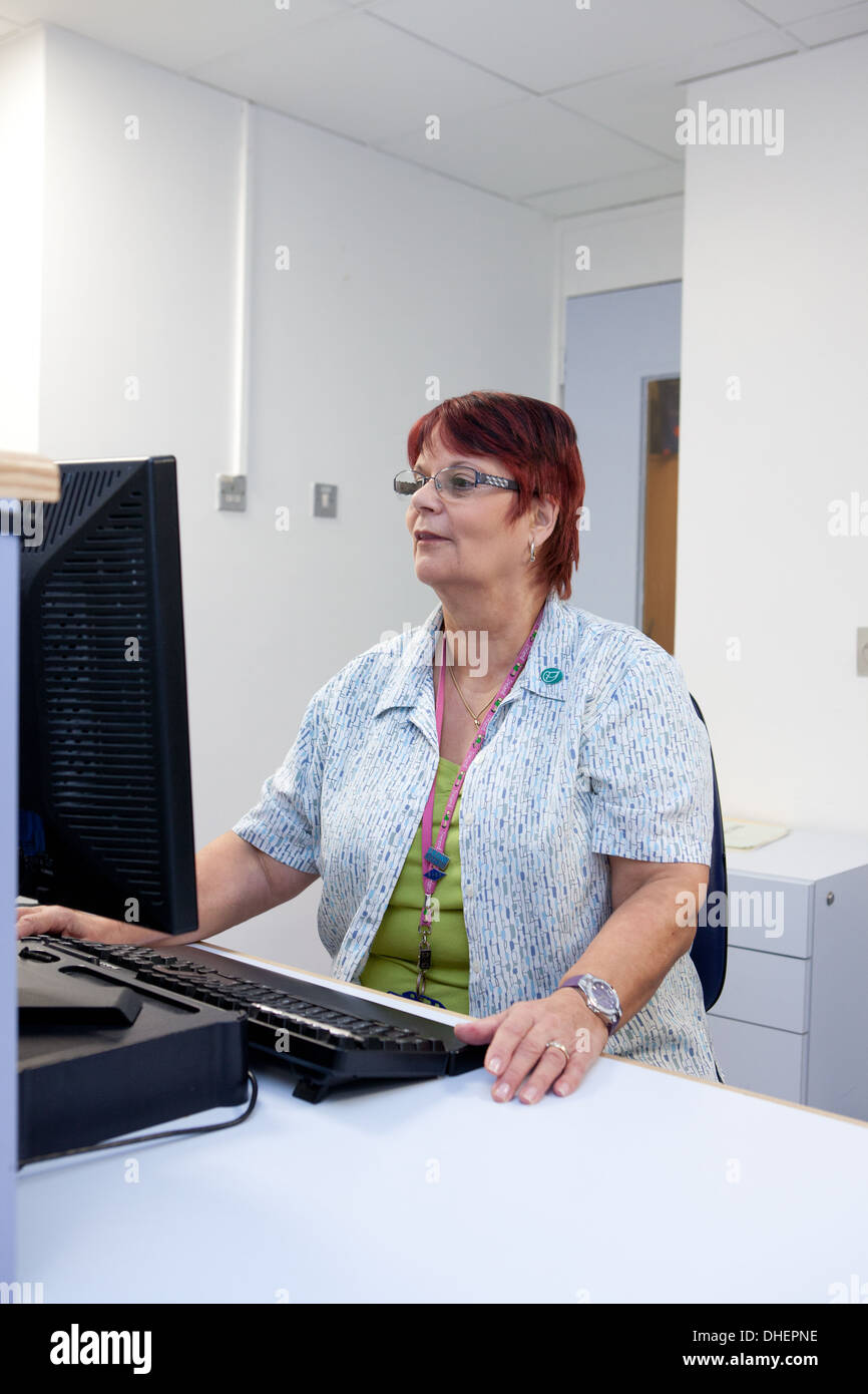 Une femelle au réceptionniste une clinique externe UK Banque D'Images