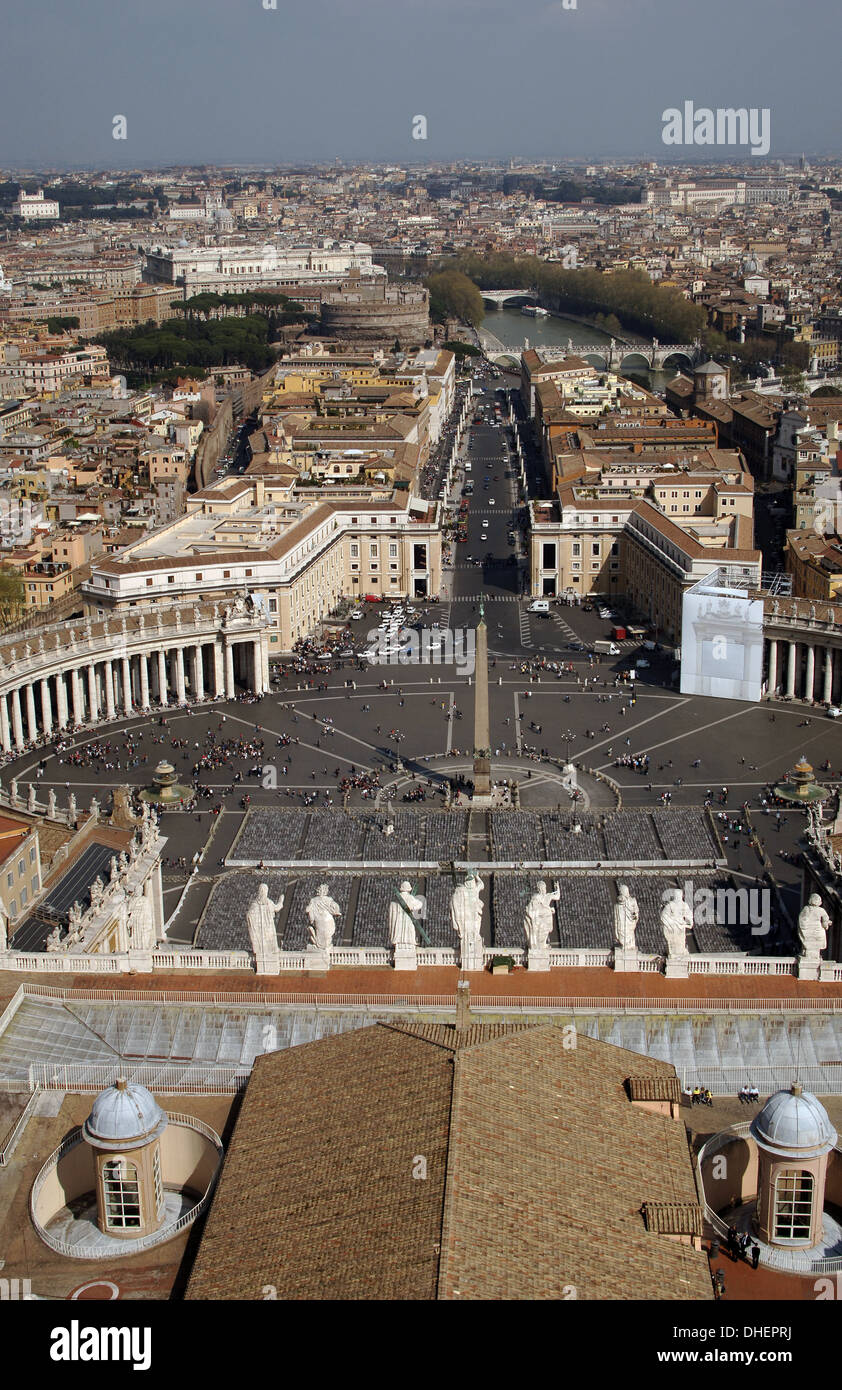 La cité du Vatican. La Place Saint Pierre à partir de la coupole de la basilique avec la colonnade conçue par Gian Lorenzo Bernini. 17e siècle Banque D'Images