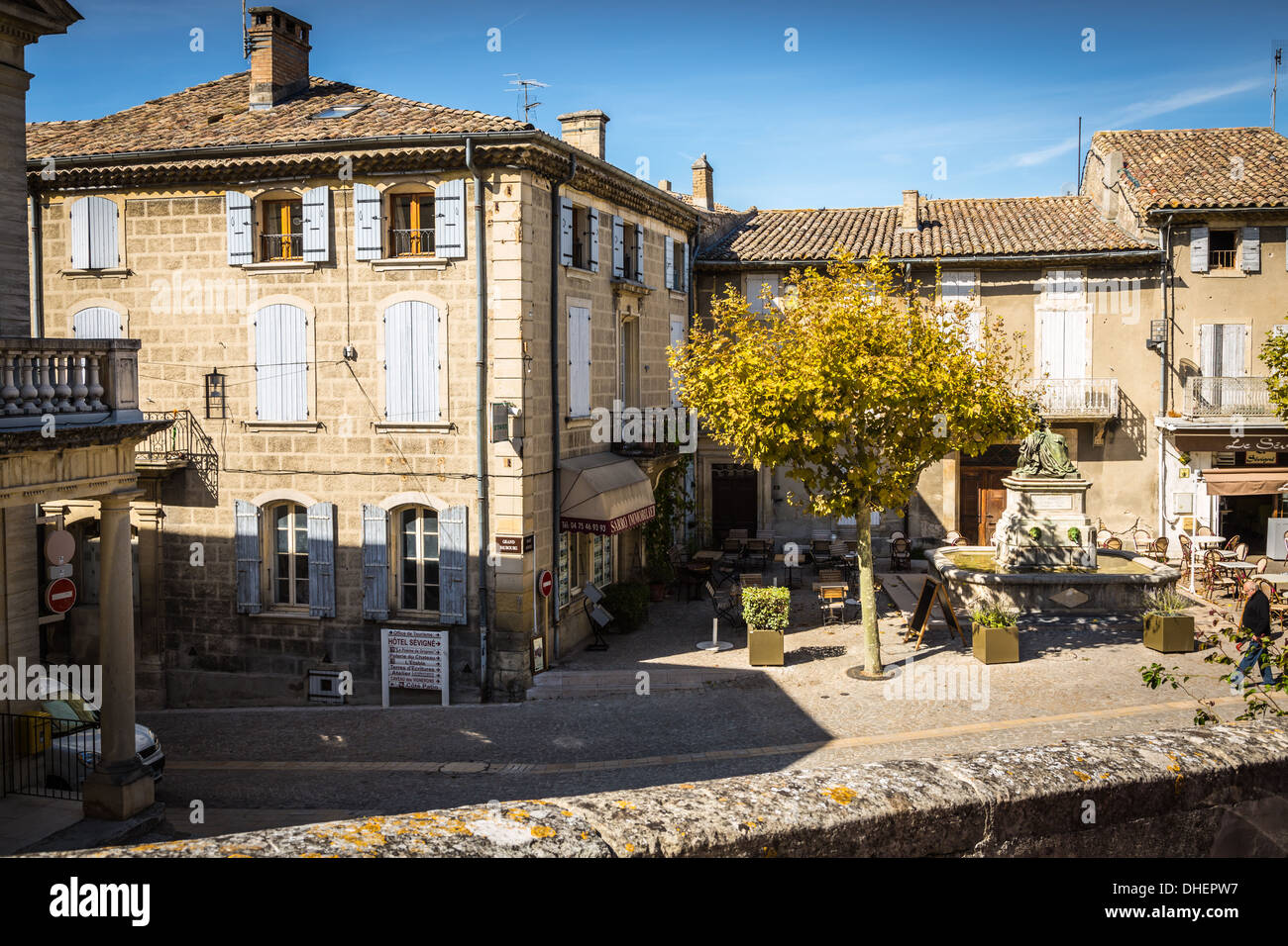 Vue sur la Place Sévigné dans le magnifique village de Grignan, France Photo Stock - Alamy
