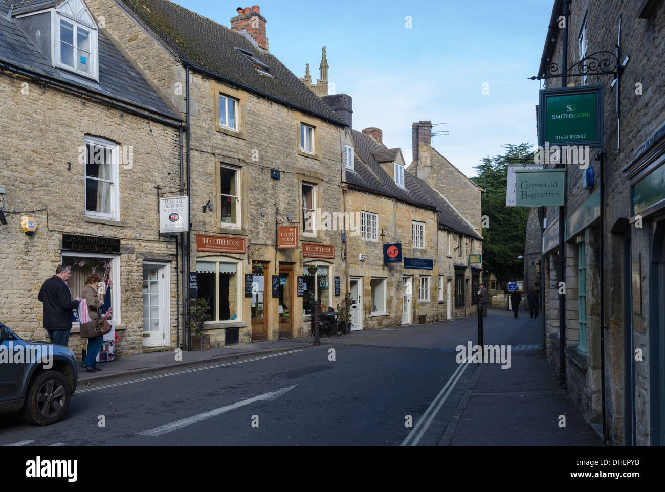 Boutiques, cafés et galeries d'art de la rue de l'Église dans la ville de Cotswold Bourton-on-the-Wold Banque D'Images