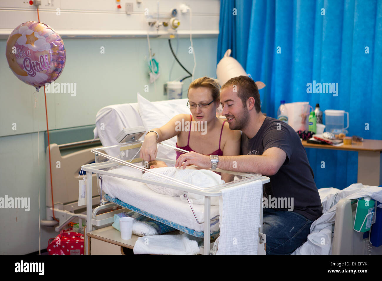 Les parents avec leur nouveau-né UK Banque D'Images