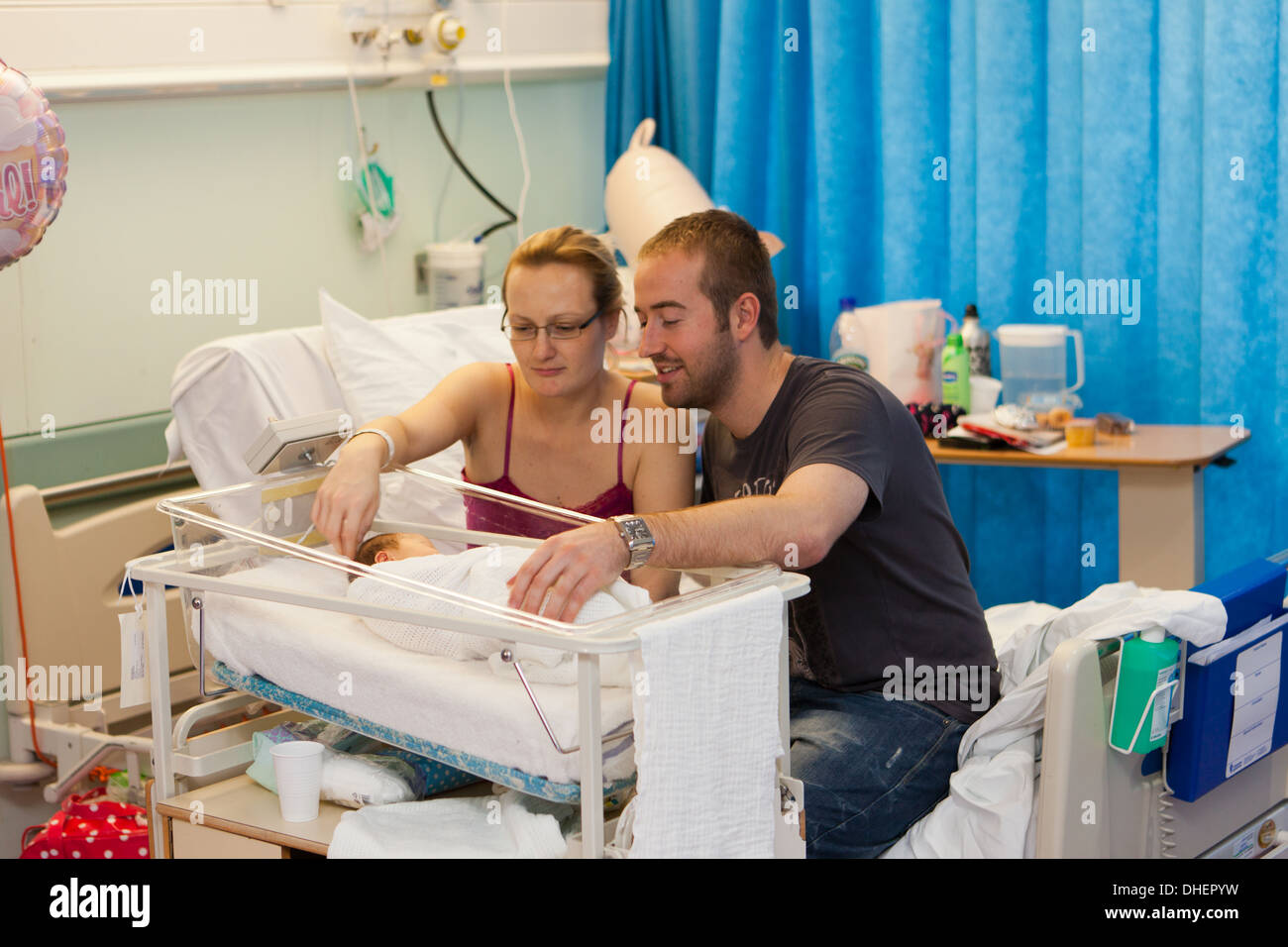 Les parents avec leur nouveau-né UK Banque D'Images