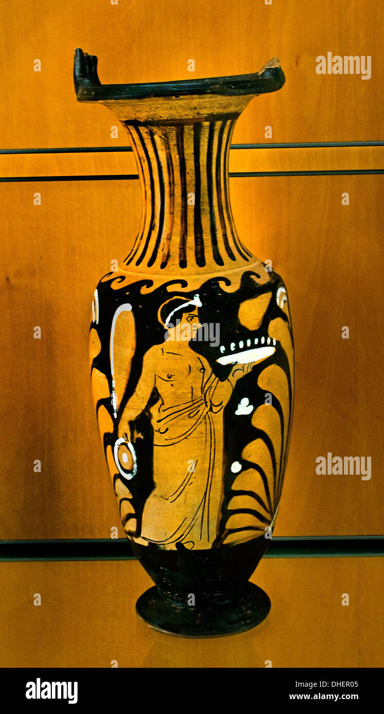 Amphore Situle Situle - amphora 340 BC Jeune homme tenant un flacon drapé dans chaque main Grèce Grec Banque D'Images
