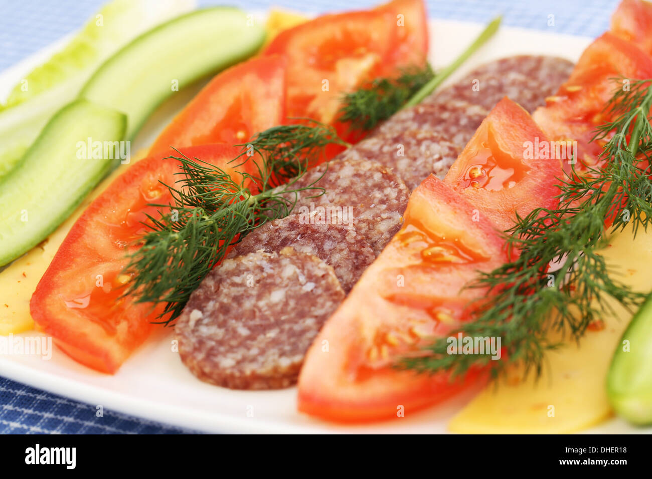 Salami, fromage et légumes frais sur la plaque. Banque D'Images