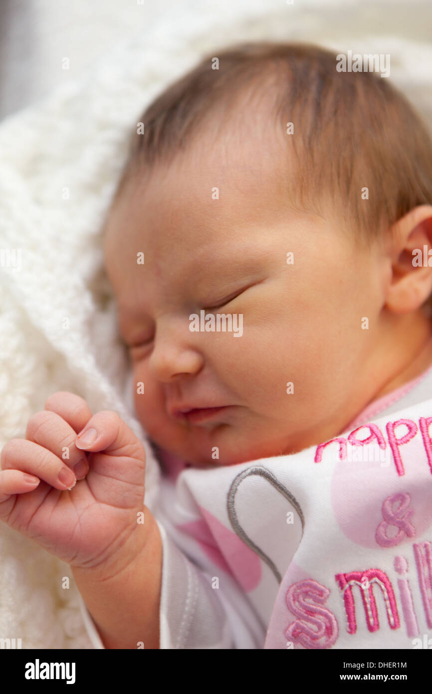 Un bébé nouveau-né fille dort dans son lit dans le Luton and Dunstable Hospital où elle est née UK Banque D'Images
