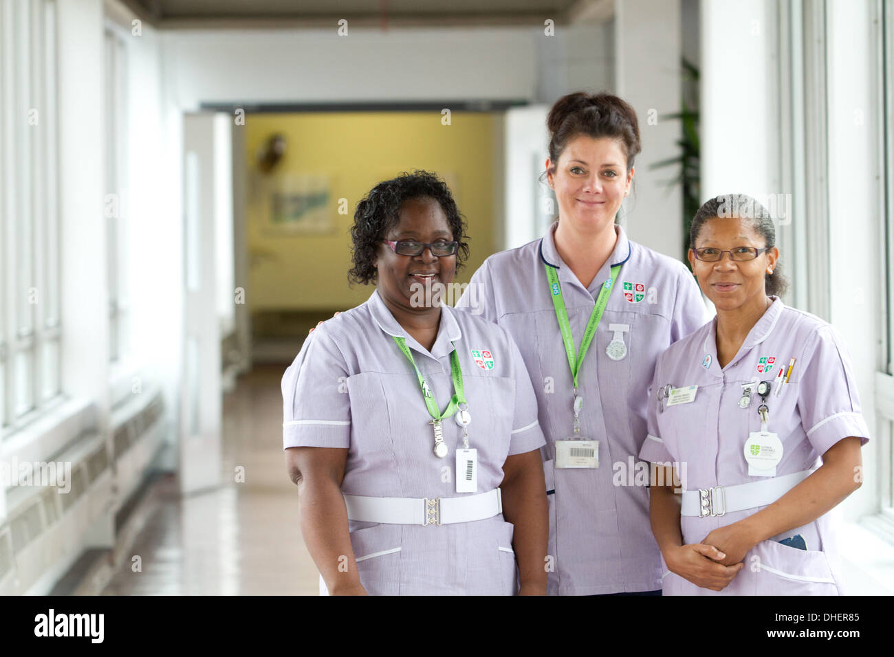 Un groupe de trois infirmières dans un couloir de l'hôpital UK Banque D'Images