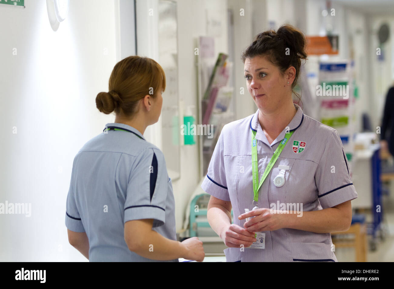 Les infirmières dans la discussion sur un hôpital UK Banque D'Images