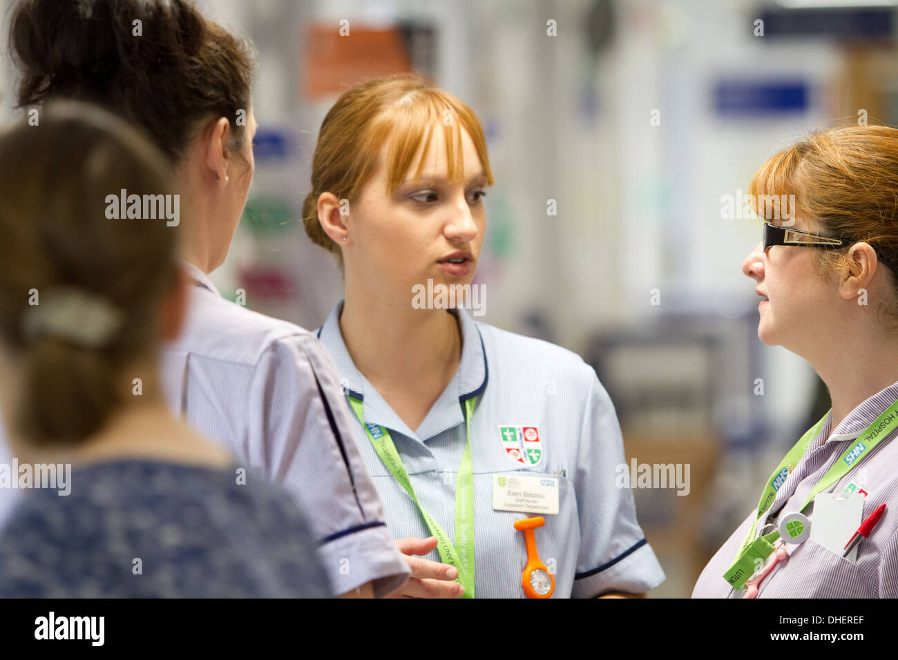 Les infirmières dans l'examen d'une salle d'hôpital NHS UK Banque D'Images