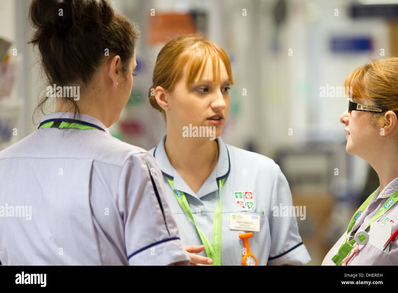 Les infirmières dans l'examen d'une salle d'hôpital NHS UK Banque D'Images