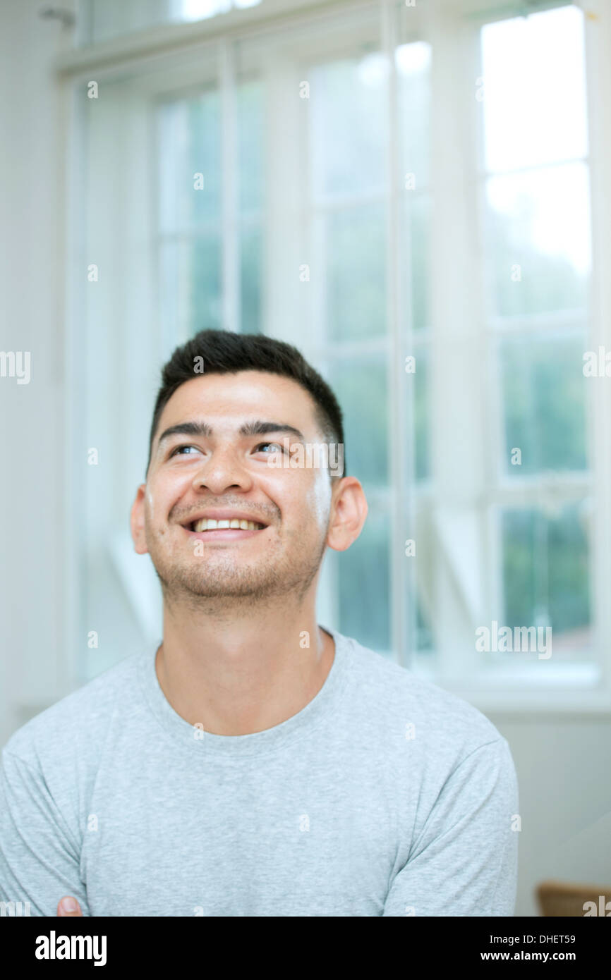 Mid adult man looking up Banque D'Images