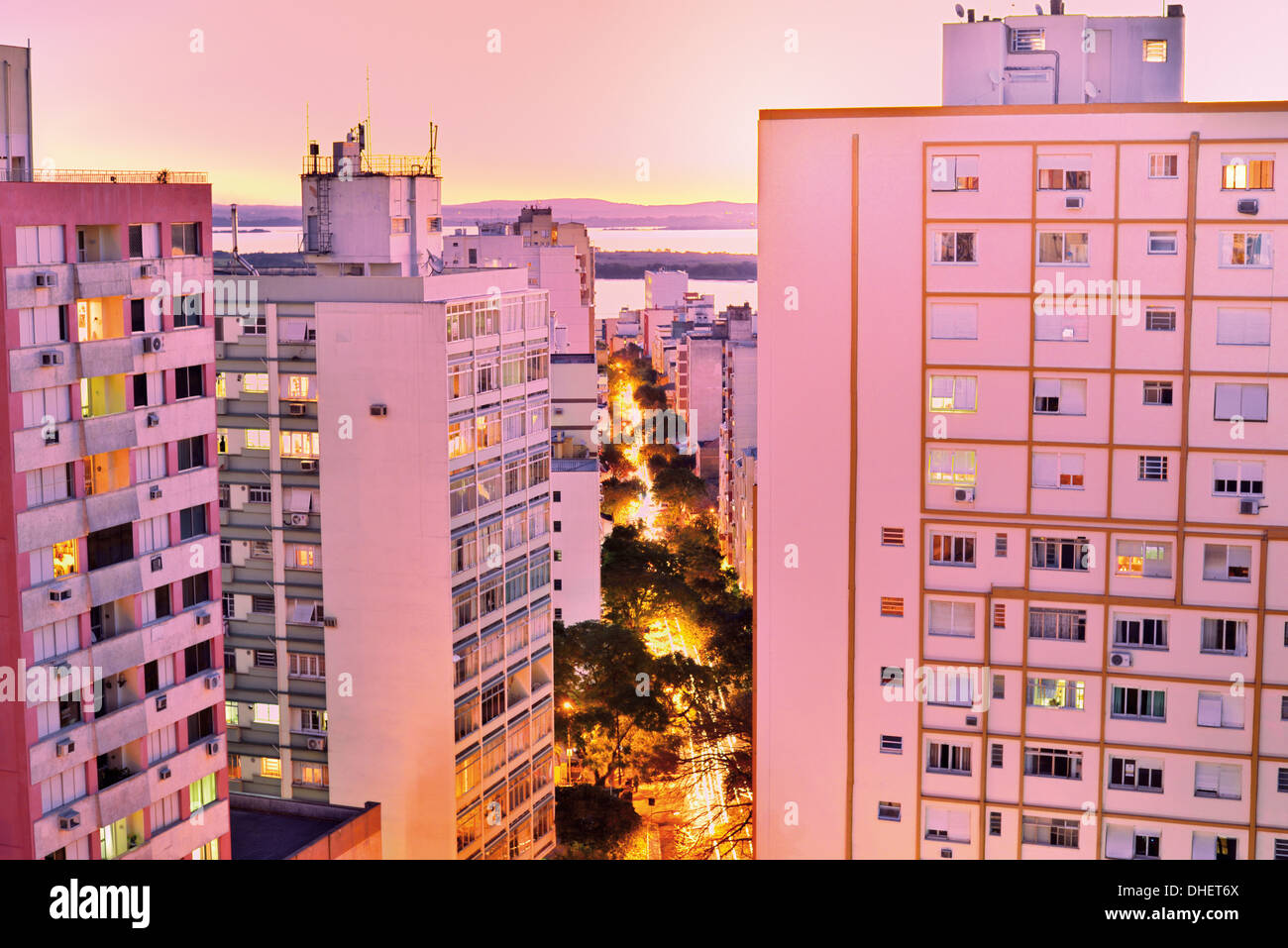 Brésil, Rio Grande do Sul : Vue de haut nocturne Porto Alegres tours et bâtiments illuminés Banque D'Images
