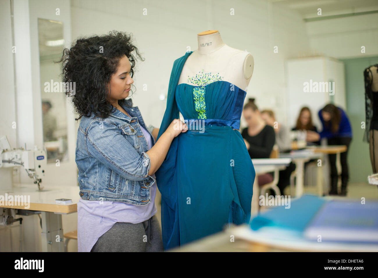 Les étudiants en design de mode dans la classe Banque D'Images