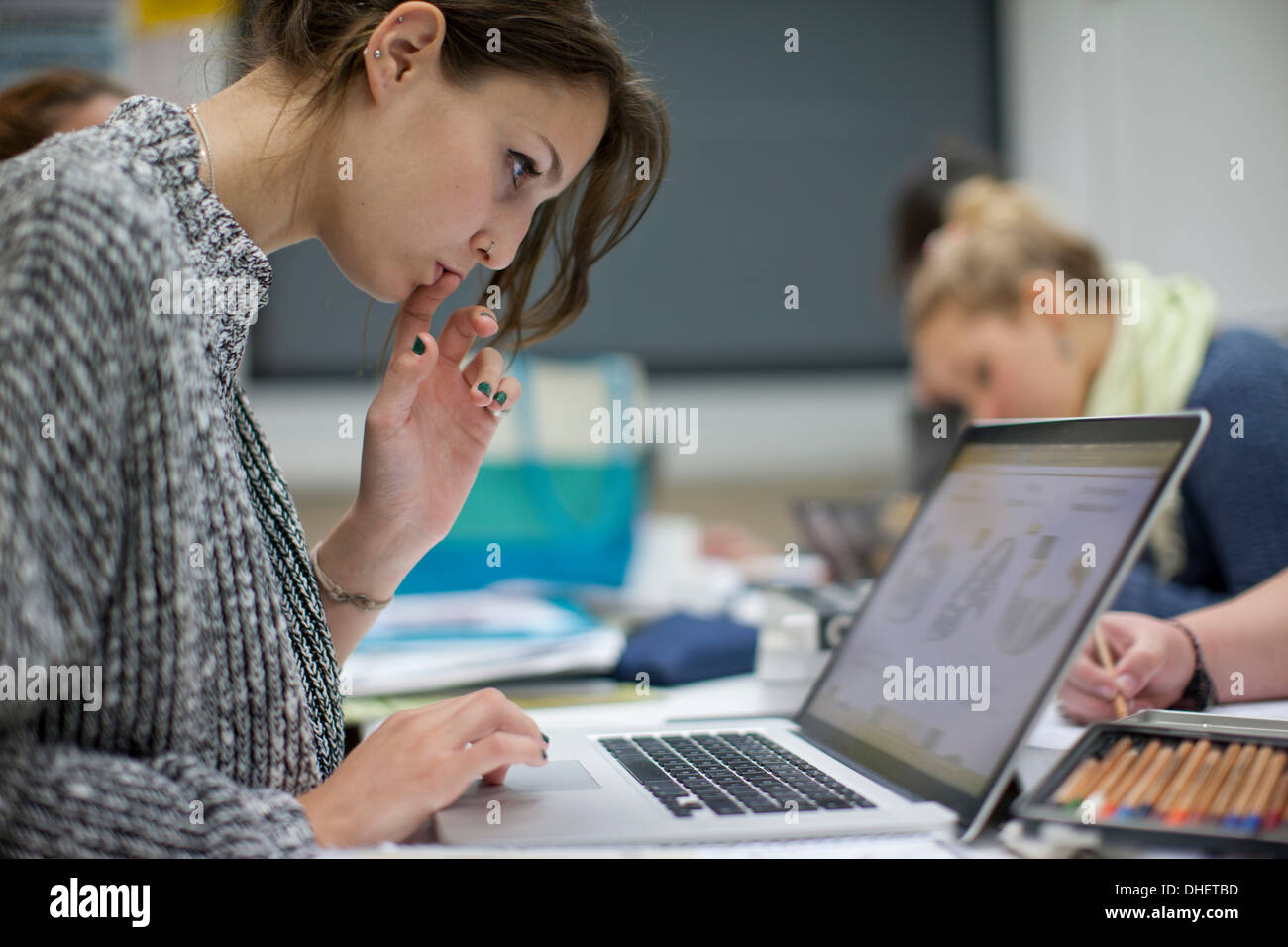 Woman using laptop in art class Banque D'Images