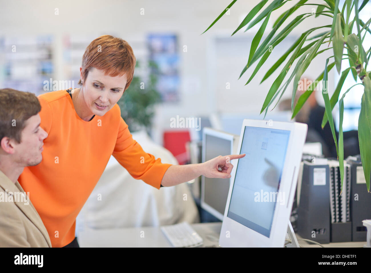 Businesspeople using computer Banque D'Images