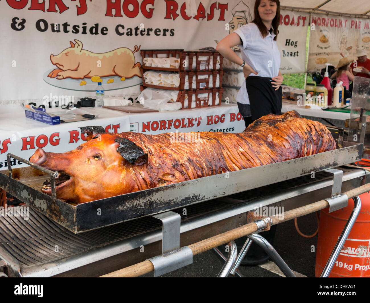 Porc rôti de porc sur le marché en plein air de décrochage avec Girl standing in background Banque D'Images