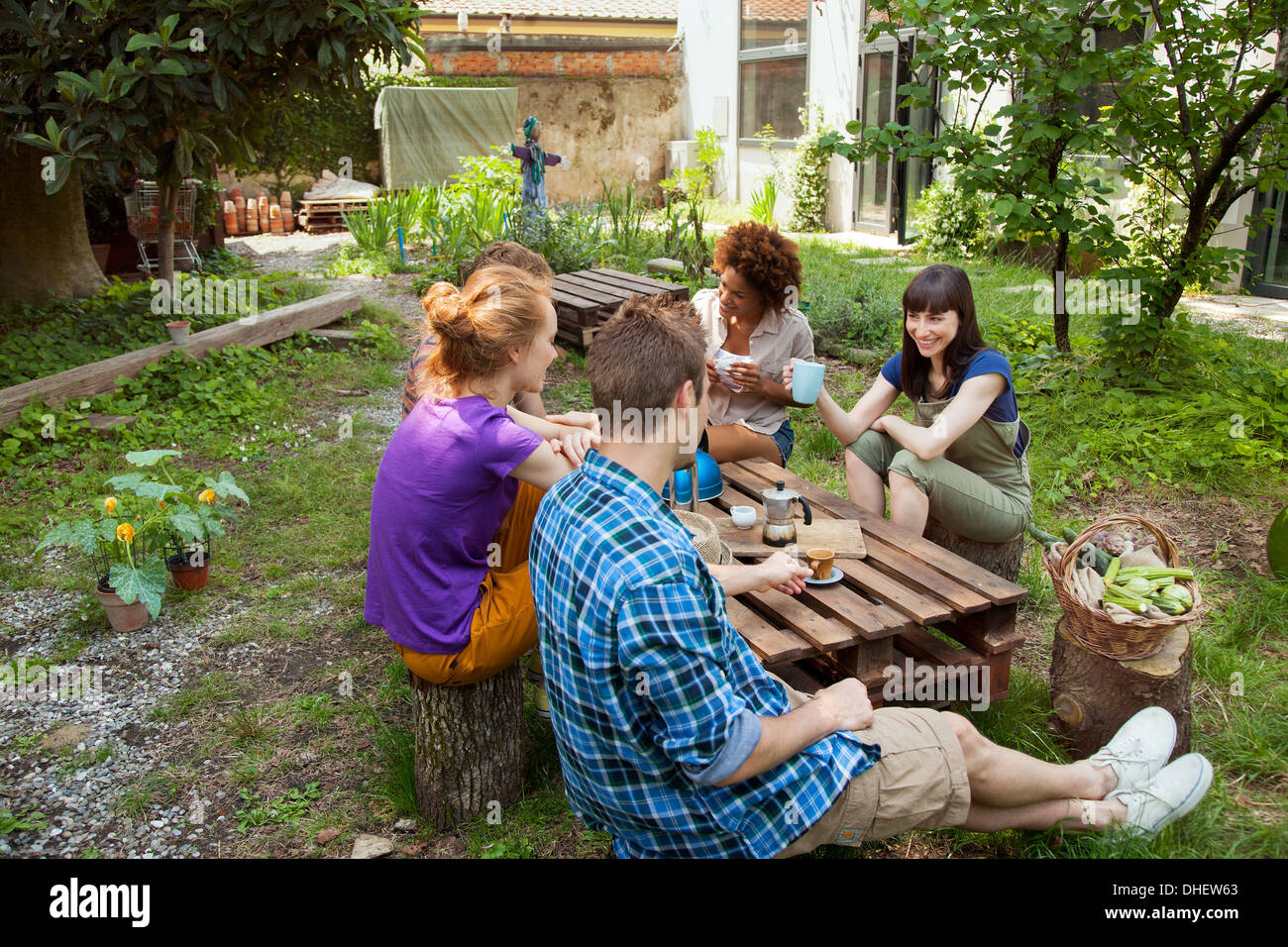 Friends sitting in garden Banque D'Images