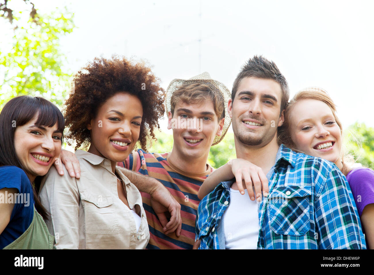 Cinq jeunes amis, looking at camera Banque D'Images