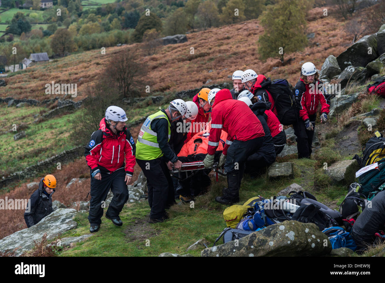 Edale Mountain Rescue Service sur un exercice exercice en civière Derbyshire Peak District Banque D'Images