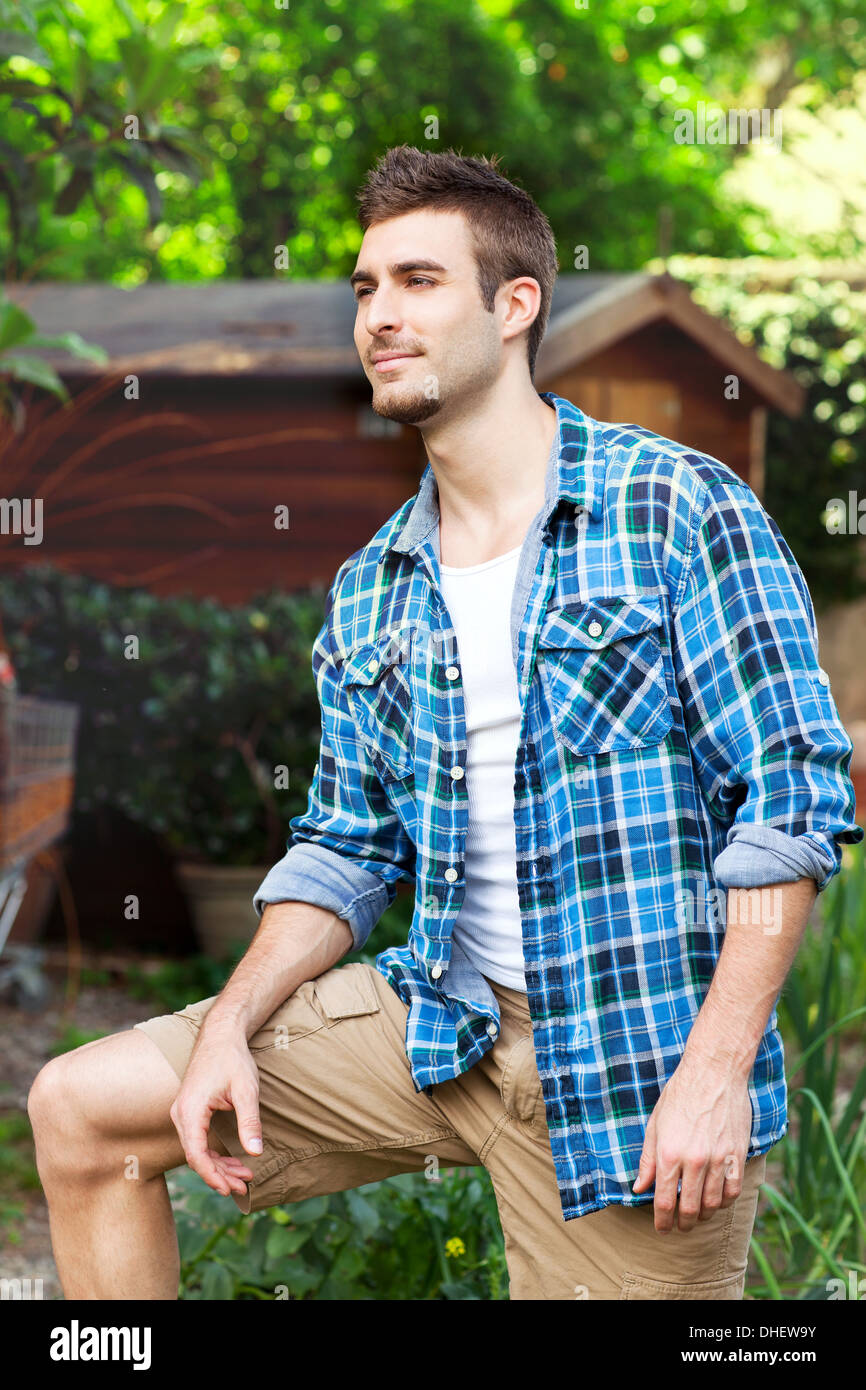 Portrait de jeune homme portant chemise à carreaux bleu Photo Stock - Alamy