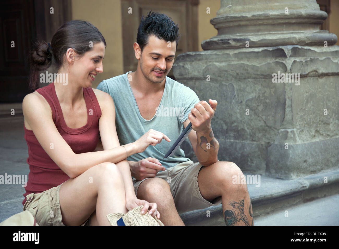 L'homme et la femme assise sur les marches de la Galerie des Offices, Florence, Toscane, Italie Banque D'Images