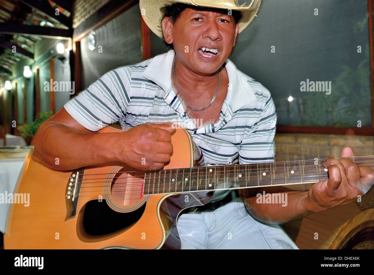 Brésil, Pantanal : Valter est un employé de l'auberge Rio Claro et aime chanter et jouer de la musique country local pour les invités Banque D'Images