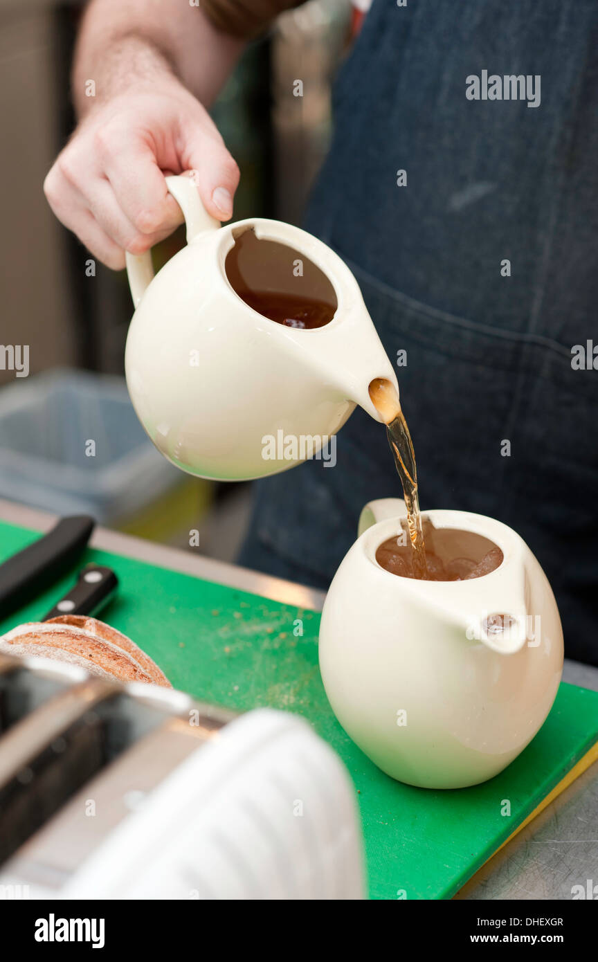 Barista pouring plateau en verre avec de la glace Banque D'Images