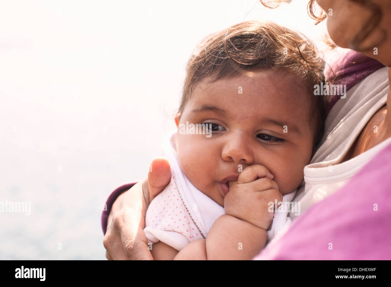 Mother cuddling baby girl Banque D'Images