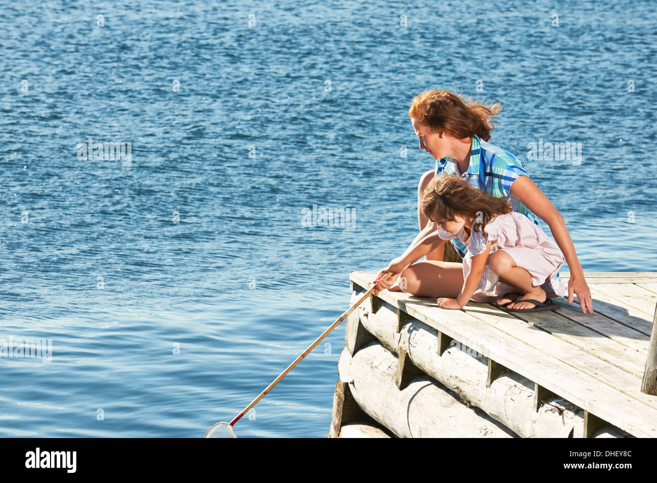 Mère et fille avec filet de pêche, Utvalnas, Gavle, Suède Banque D'Images