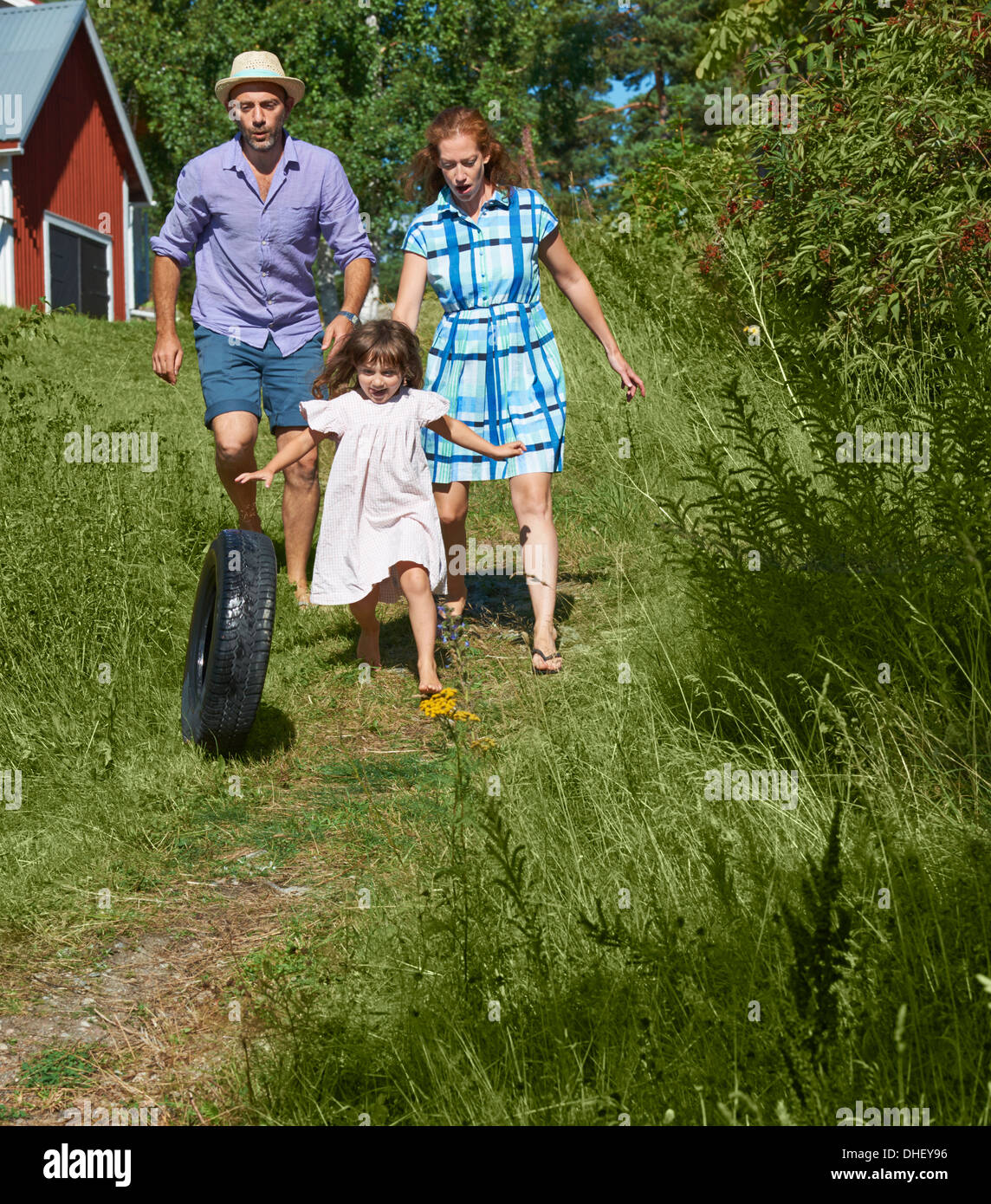 Les parents et le matériel roulant sur pneus chemin, Utvalnas, Gavle, Suède Banque D'Images