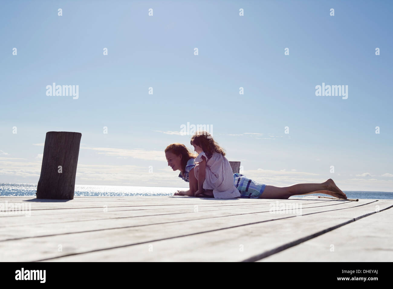 Mère et fille jouer sur jetty, Utvalnas, Gavle, Suède Banque D'Images