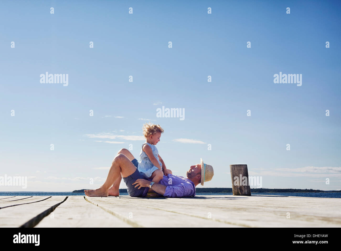 Female toddler et père sur pier, Utvalnas, Gavle, Suède Banque D'Images