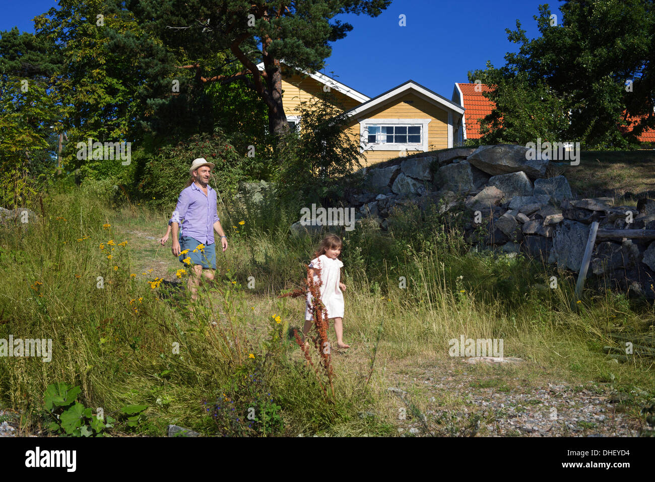 Père et fille se promener, Utvalnas, Gavle, Suède Banque D'Images