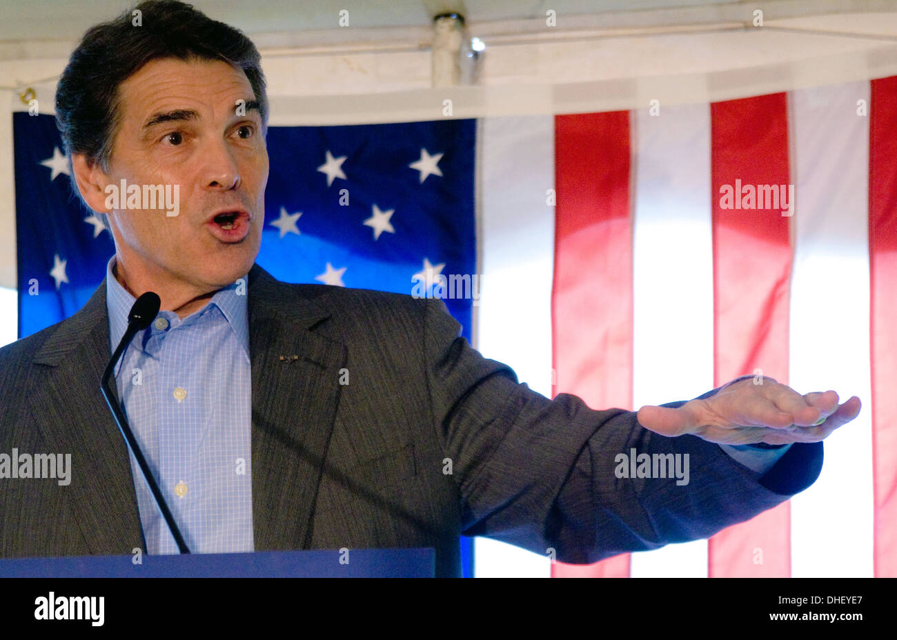 Le gouverneur du Texas Rick Perry s'exprime à l'arrêt d'une campagne présidentielle à Manchester, NH, au cours de la 2012 primaires du New Hampshire. Banque D'Images Le gouverneur du Texas Rick Perry s'exprime à l'arrêt d'une campagne présidentielle à Manchester, NH, au cours de la 2012 primaires du New Hampshire. Banque D'Images