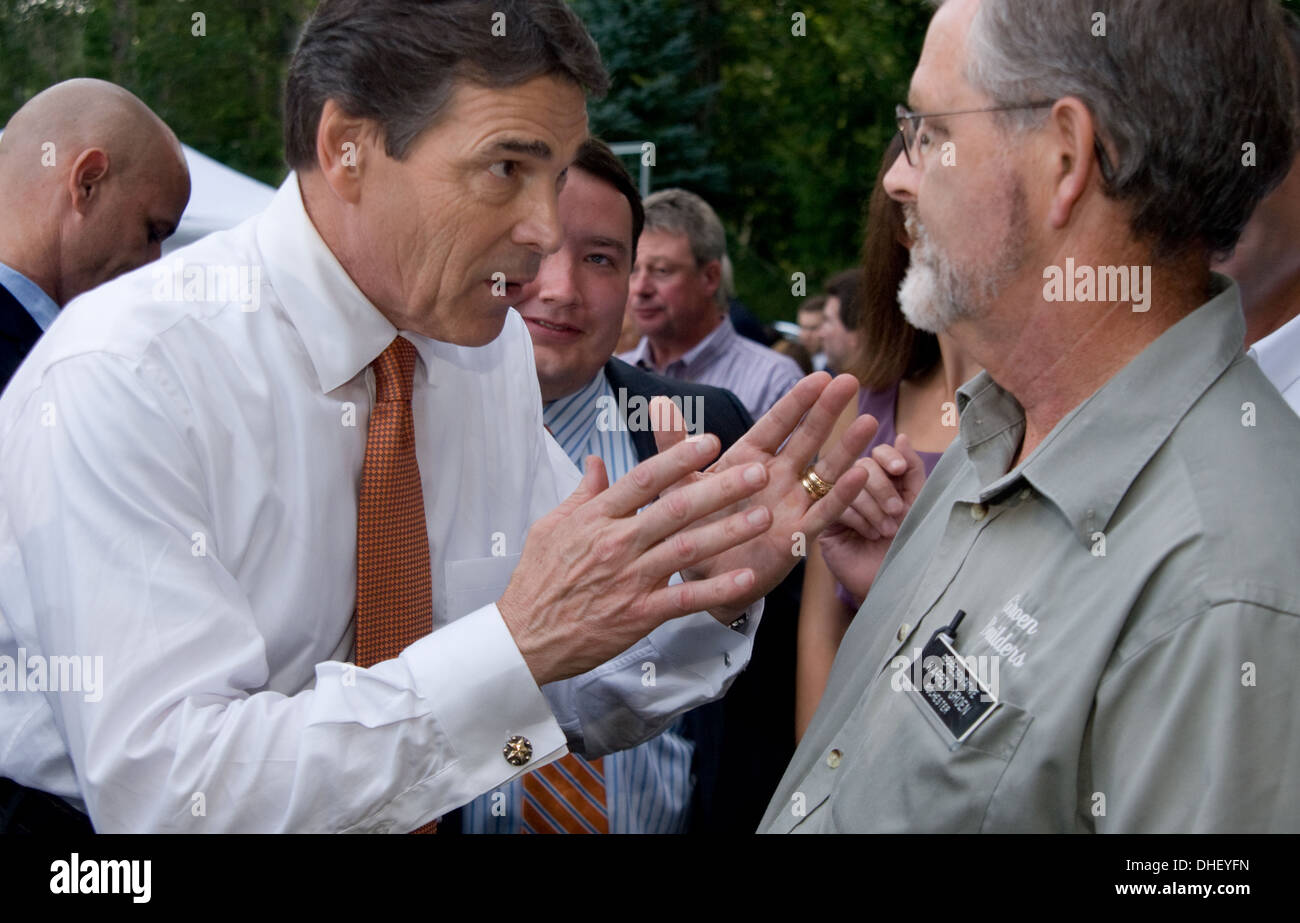 Texas Gov. Rick Perry parle de NH state Sen. Fenton Groen à Perry's première visite à New Hampshire en 2012 le principal. Banque D'Images Texas Gov. Rick Perry parle de NH state Sen. Fenton Groen à Perry's première visite à New Hampshire en 2012 le principal. Banque D'Images