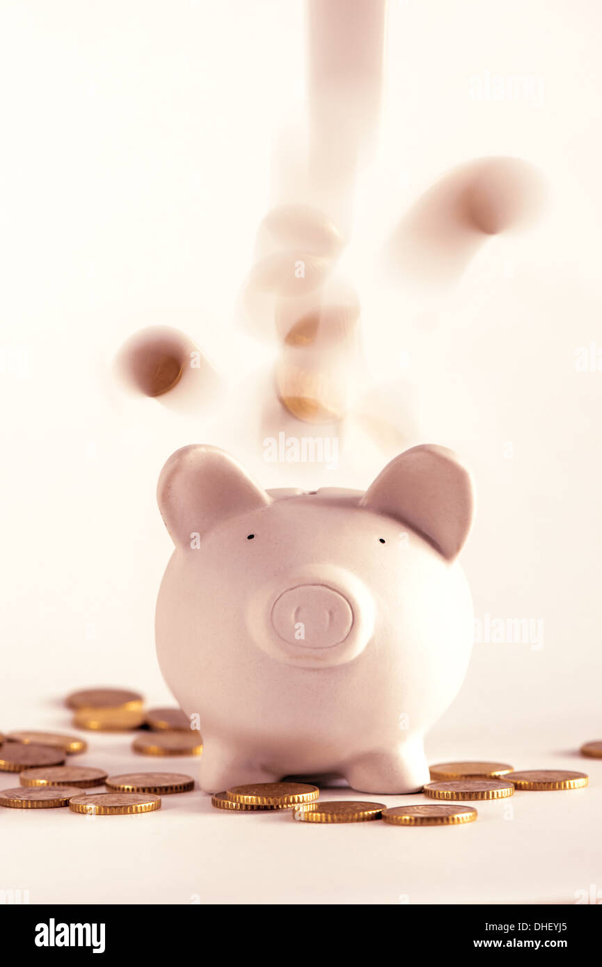 Cochon tirelire avec pièces d'or Banque D'Images