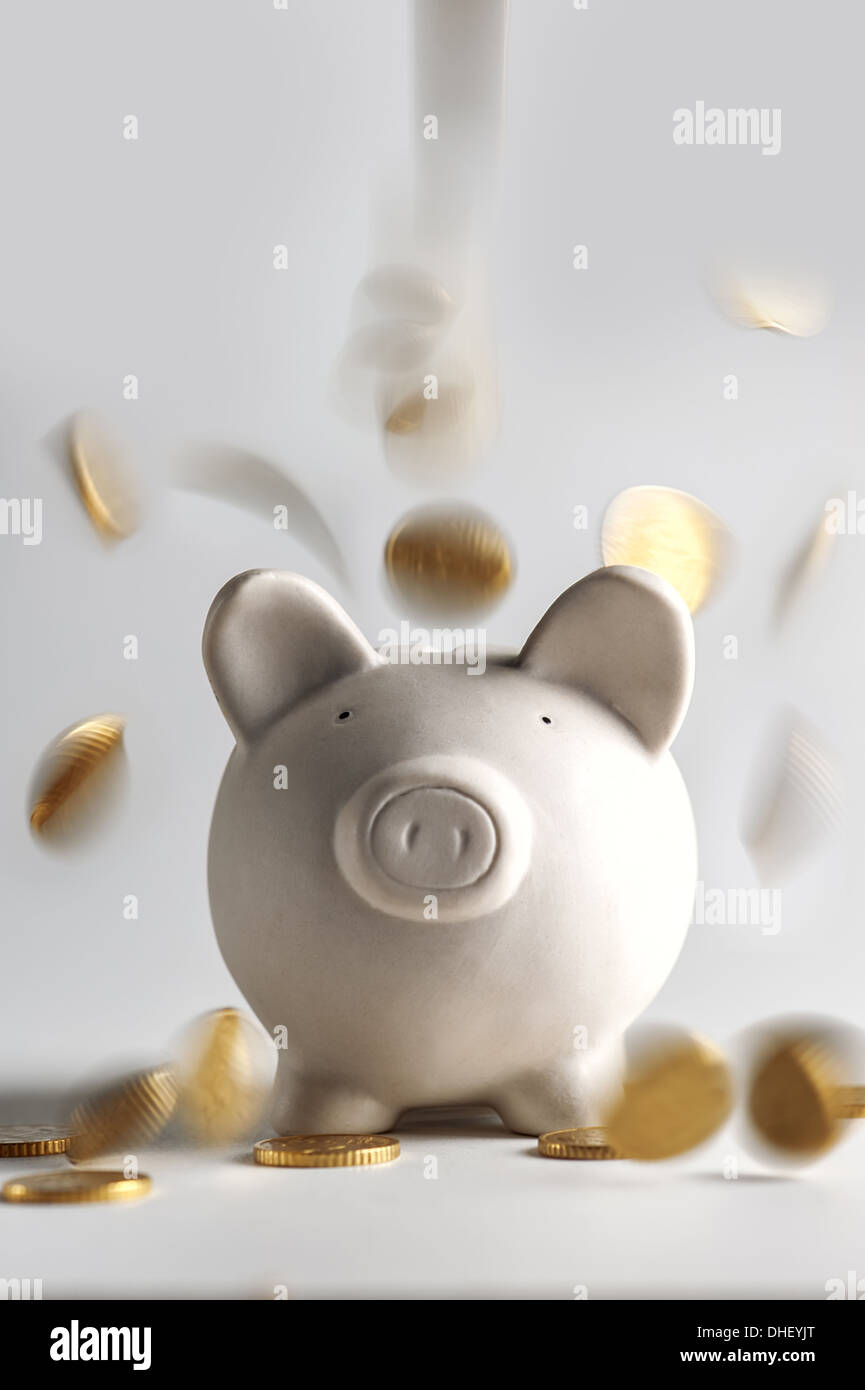 Cochon tirelire avec pièces d'or Banque D'Images