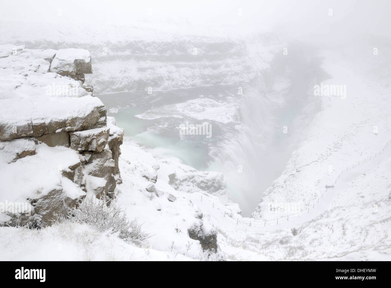 Vue sur la Gullfoss waterfal en Islande au cours de l'hiver. Banque D'Images