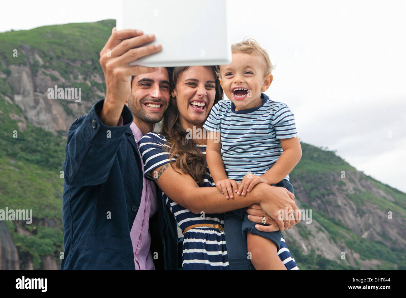 Jeune famille taking self portrait, Casa Alto Vidigal, Rio de Janeiro, Brésil Banque D'Images