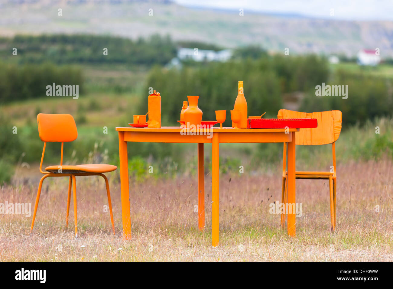 Table et chaises orange à un champ Banque D'Images