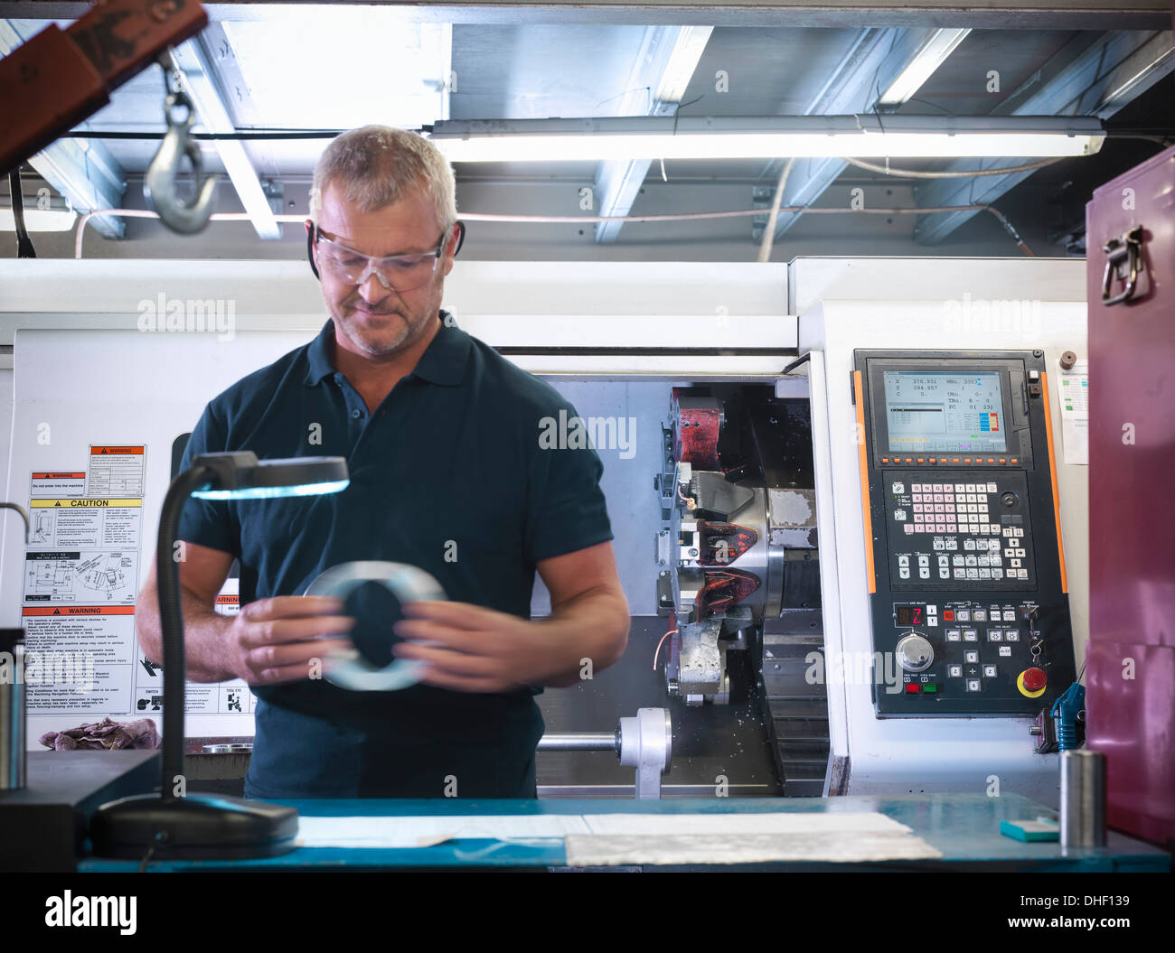 Engineer inspecting metal partie en usine Banque D'Images
