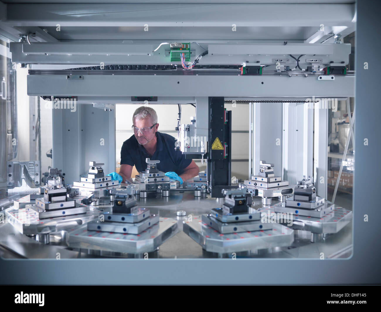 Engineer inspecting tour automatique en usine Banque D'Images