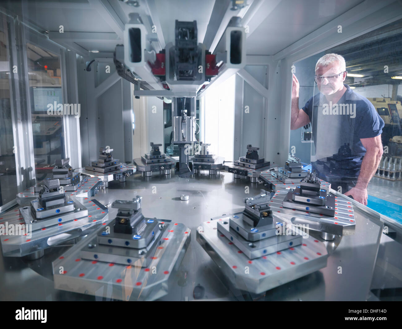 Engineer inspecting tour automatique en usine Banque D'Images